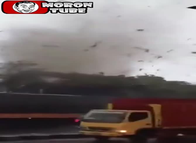 Video :A freak tornado destroys an Indonesian city